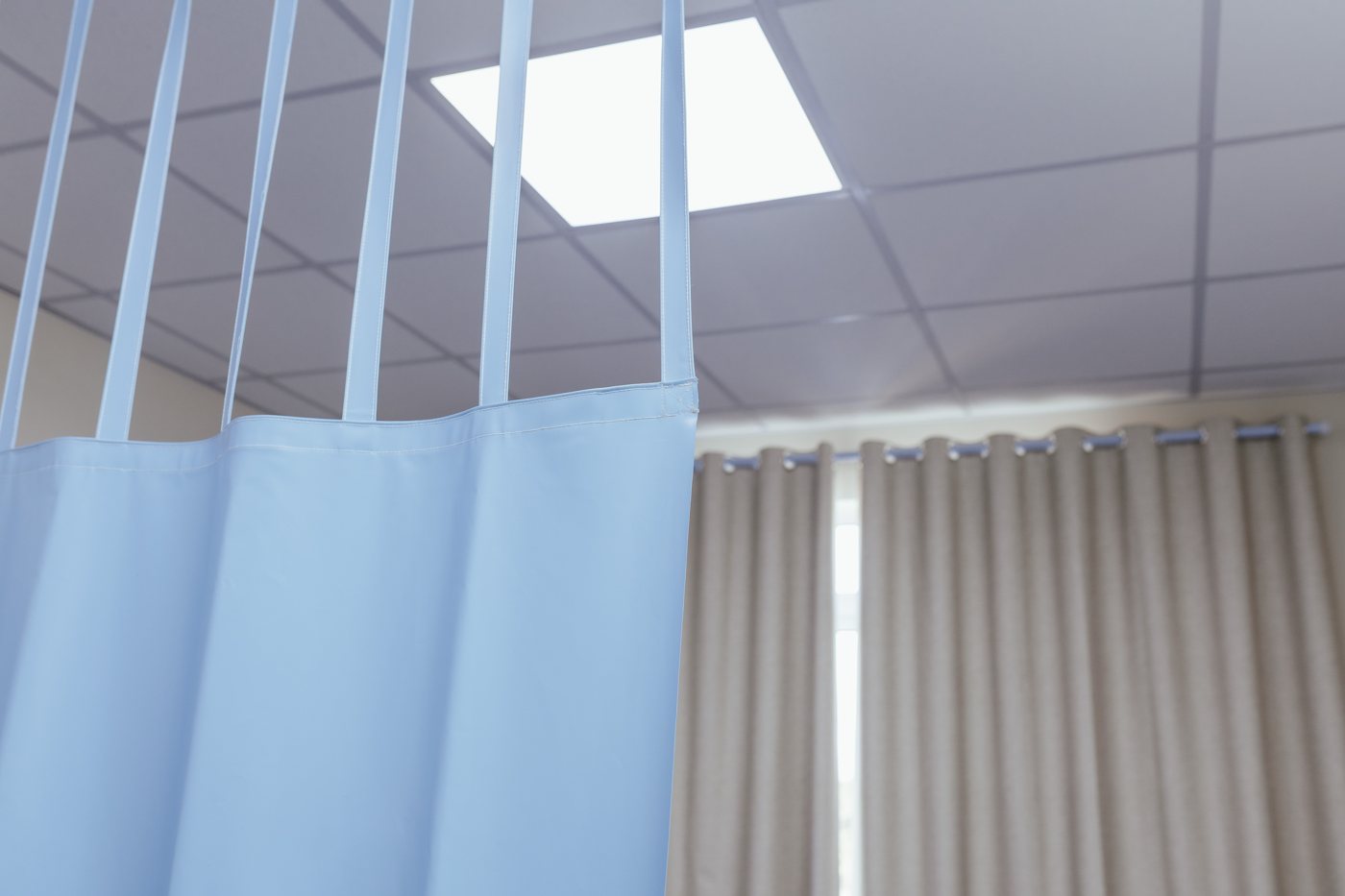 Acabamento estruturado das tiras da cortina hospitalar azul