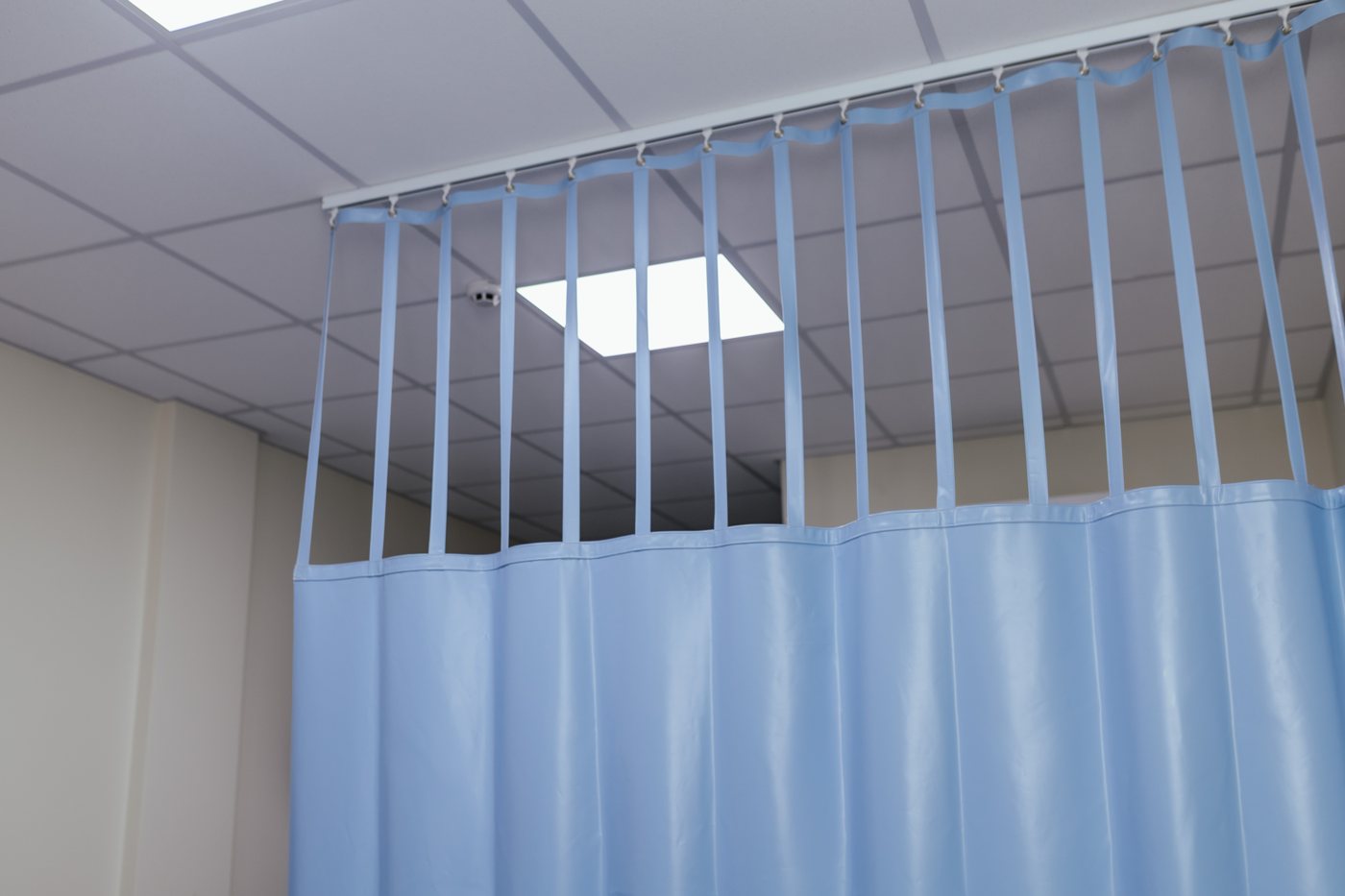 Trilho hospitalar no teto com as tiras e ilhoses da cortina