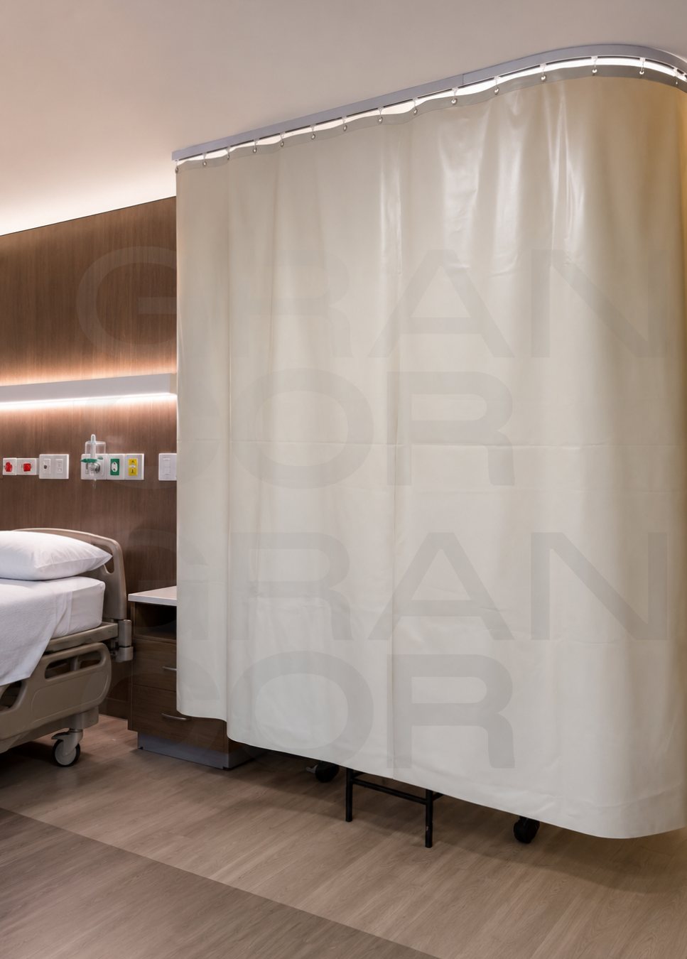 Cortina hospitalar lisa em tom creme instalada em quarto com trilho curvo